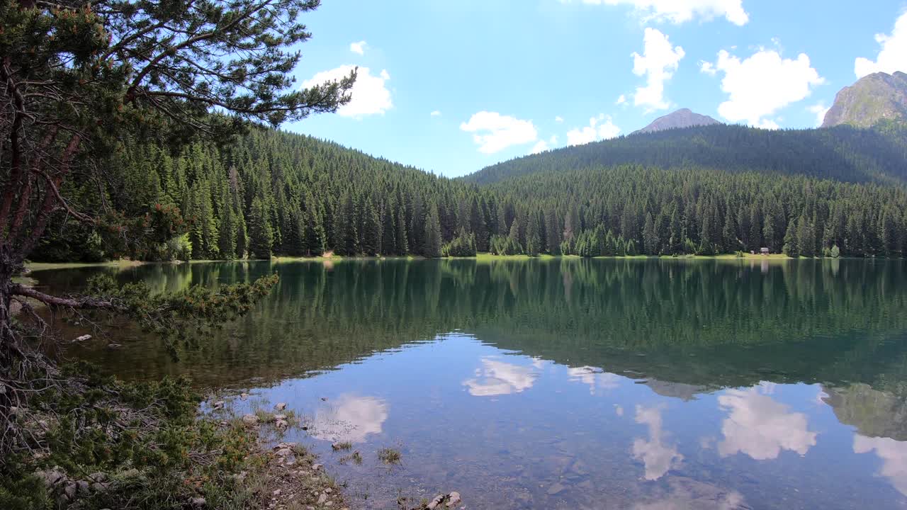 黑山杜密特国家公园的湖泊和山脉视频下载