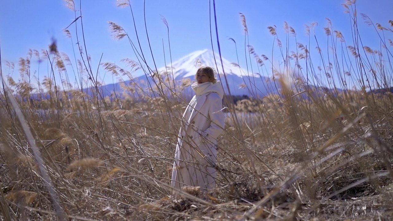 一名亚洲女性在日本富士山享受大自然视频下载