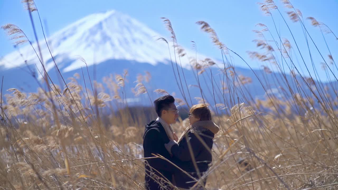 一对亚洲夫妇在日本富士山享受大自然视频下载