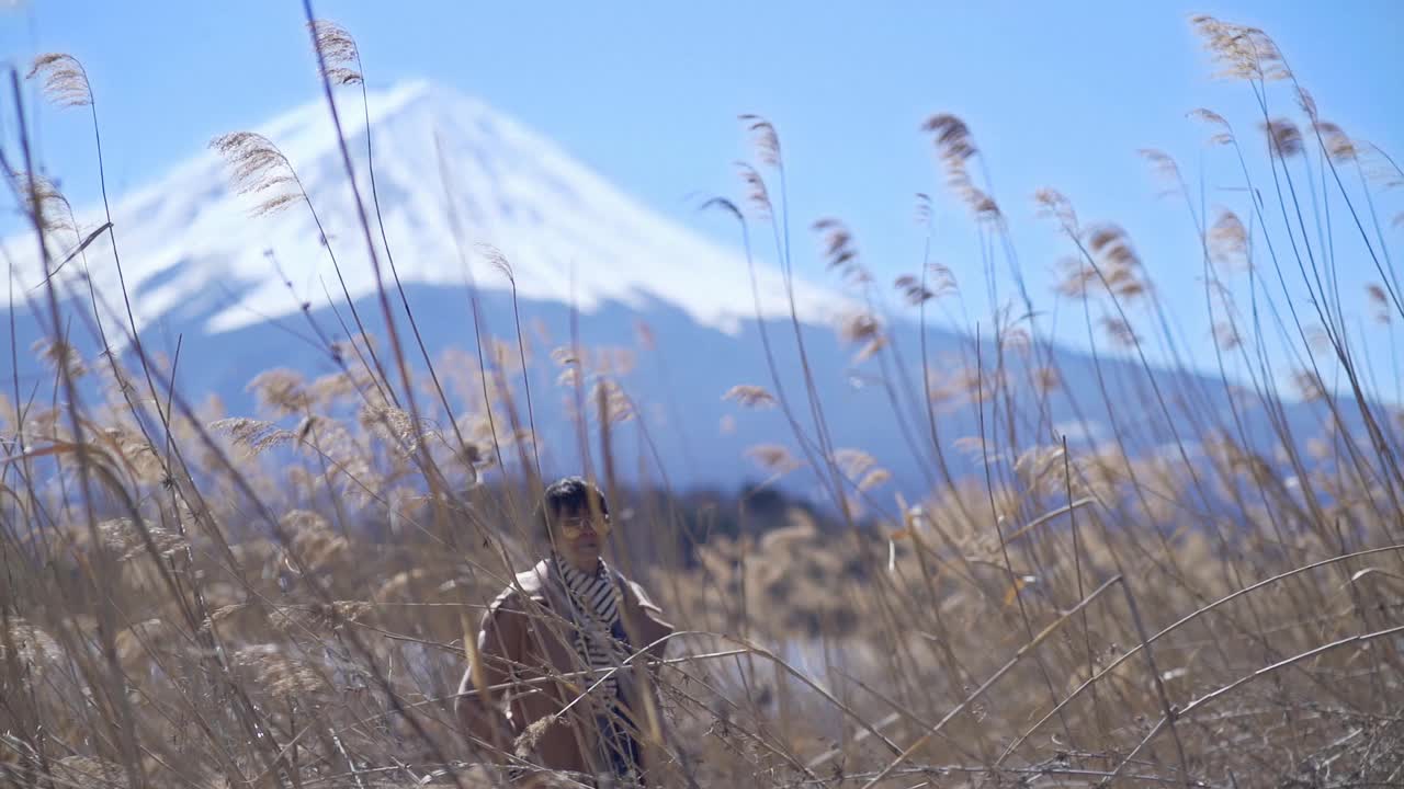 亚洲华裔老年女性在日本富士山享受大自然视频下载