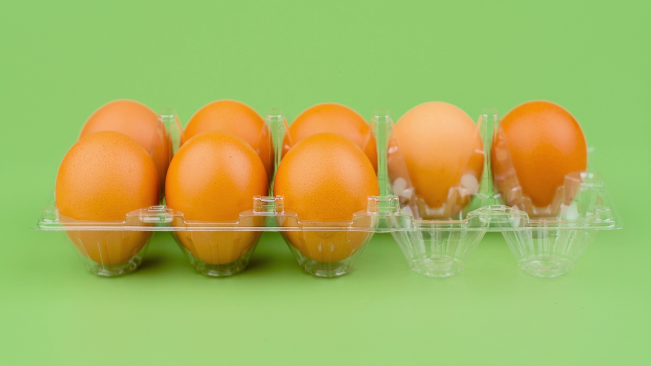 新鲜鸡蛋，有机鸡蛋高蛋白食品，鸡蛋架，棕蛋，生鸡蛋，鸡蛋泡，定格视频，动物蛋视频素材