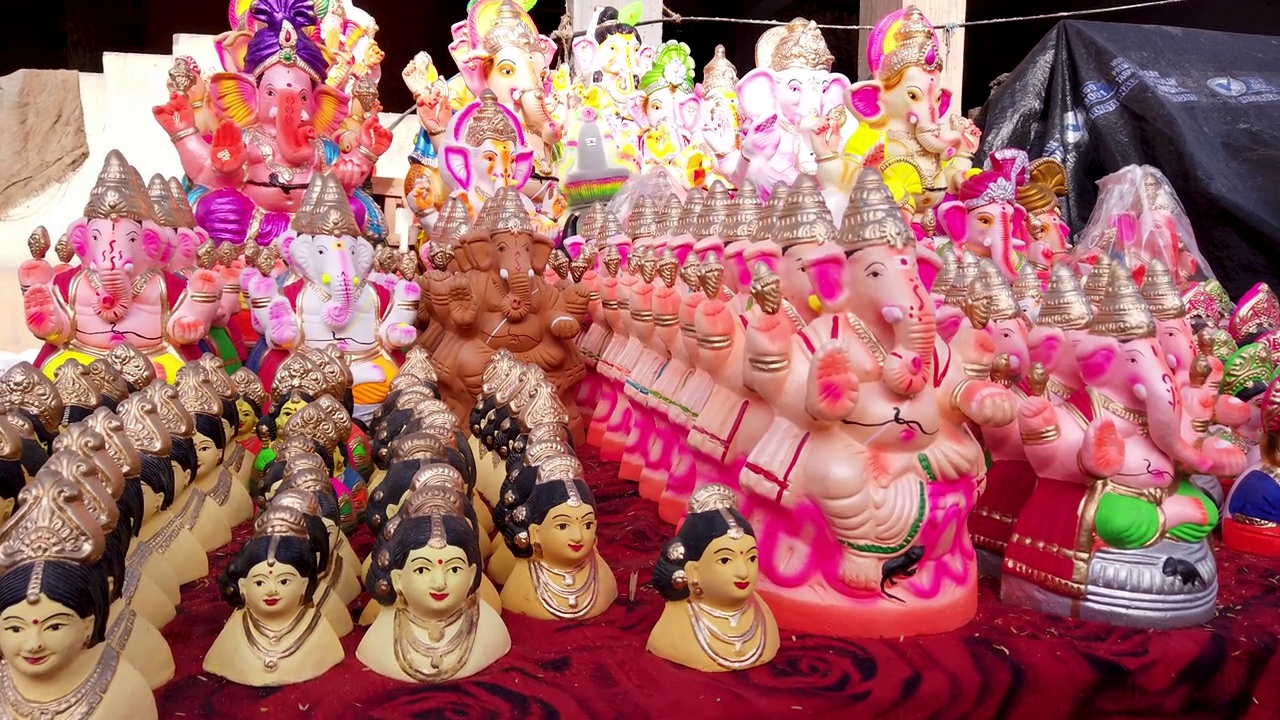 为印度一年一度的象头神恰图蒂宗教节日，收集了不同大小的彩色象头神和高里神像。视频下载