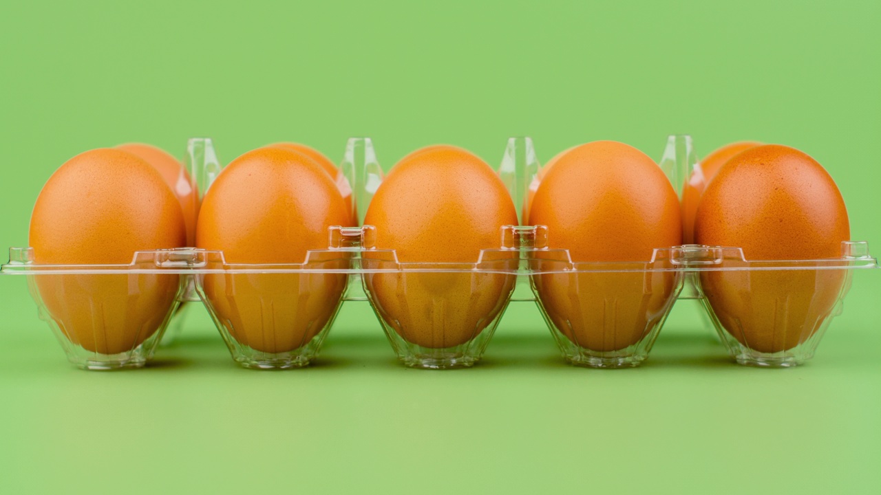 新鲜鸡蛋，有机鸡蛋高蛋白食品，鸡蛋架，棕蛋，生鸡蛋，鸡蛋泡，定格视频，动物蛋视频素材