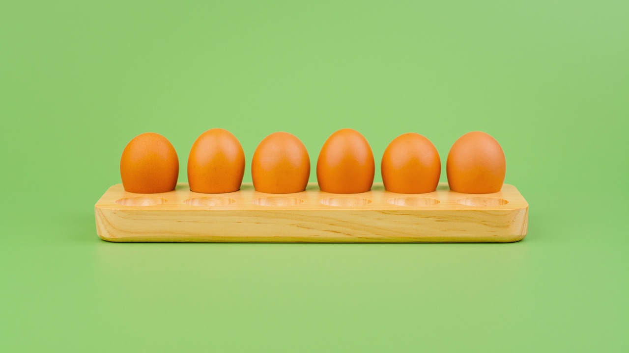 新鲜鸡蛋，干净有机鸡蛋，淡橙色蛋壳高蛋白食品，鸡蛋面板，定格鸡蛋，动物鸡蛋视频素材