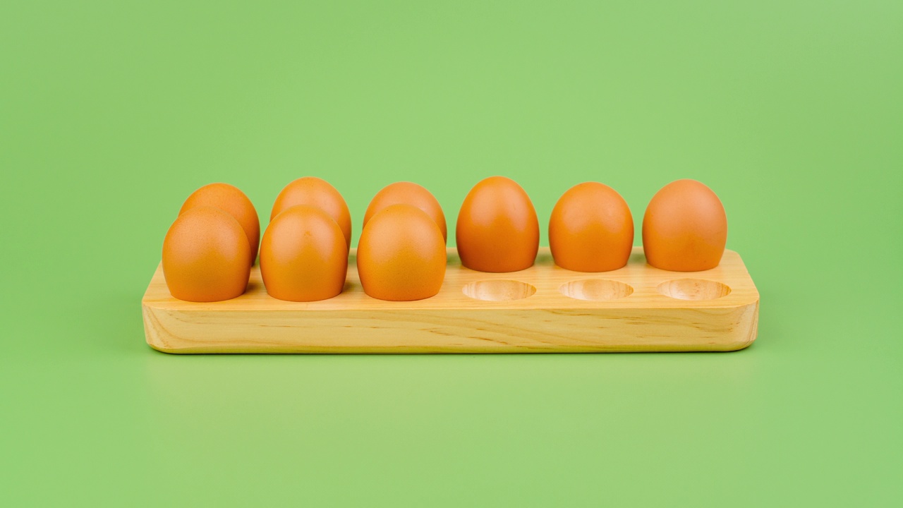 新鲜鸡蛋，干净有机鸡蛋，淡橙色蛋壳高蛋白食品，鸡蛋面板，定格鸡蛋，动物鸡蛋视频素材
