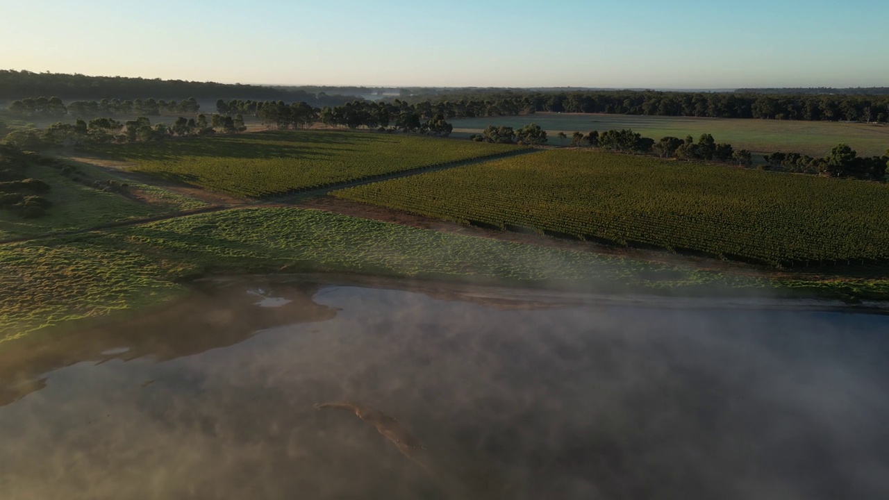 无人机在西澳大利亚玛格丽特河乡村的湖面上拍摄的飞行云视频素材
