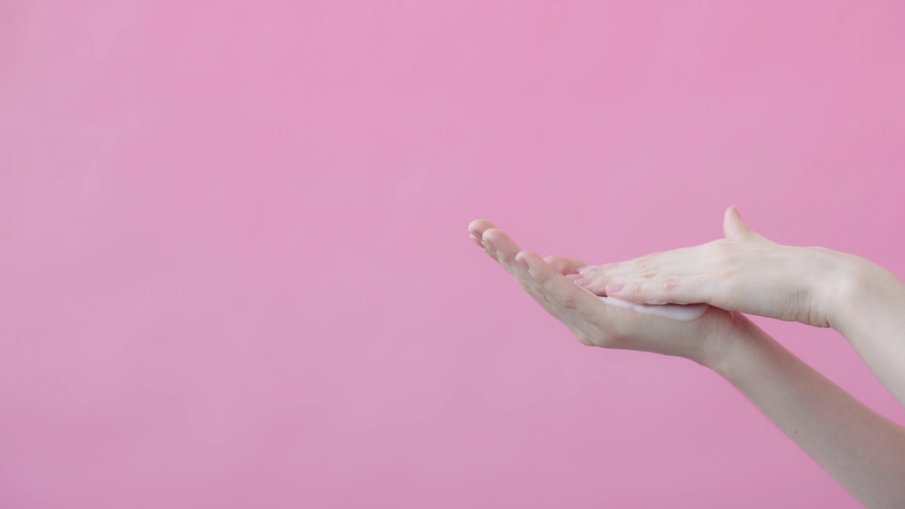 女人的手掌，做着圆圈运动，用肥皂抹起泡沫。视频下载