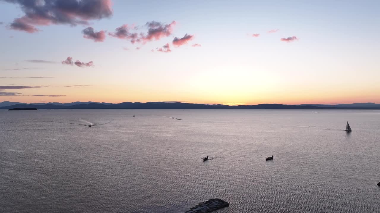 佛蒙特州伯灵顿尚普兰湖上的船鸟瞰图视频下载