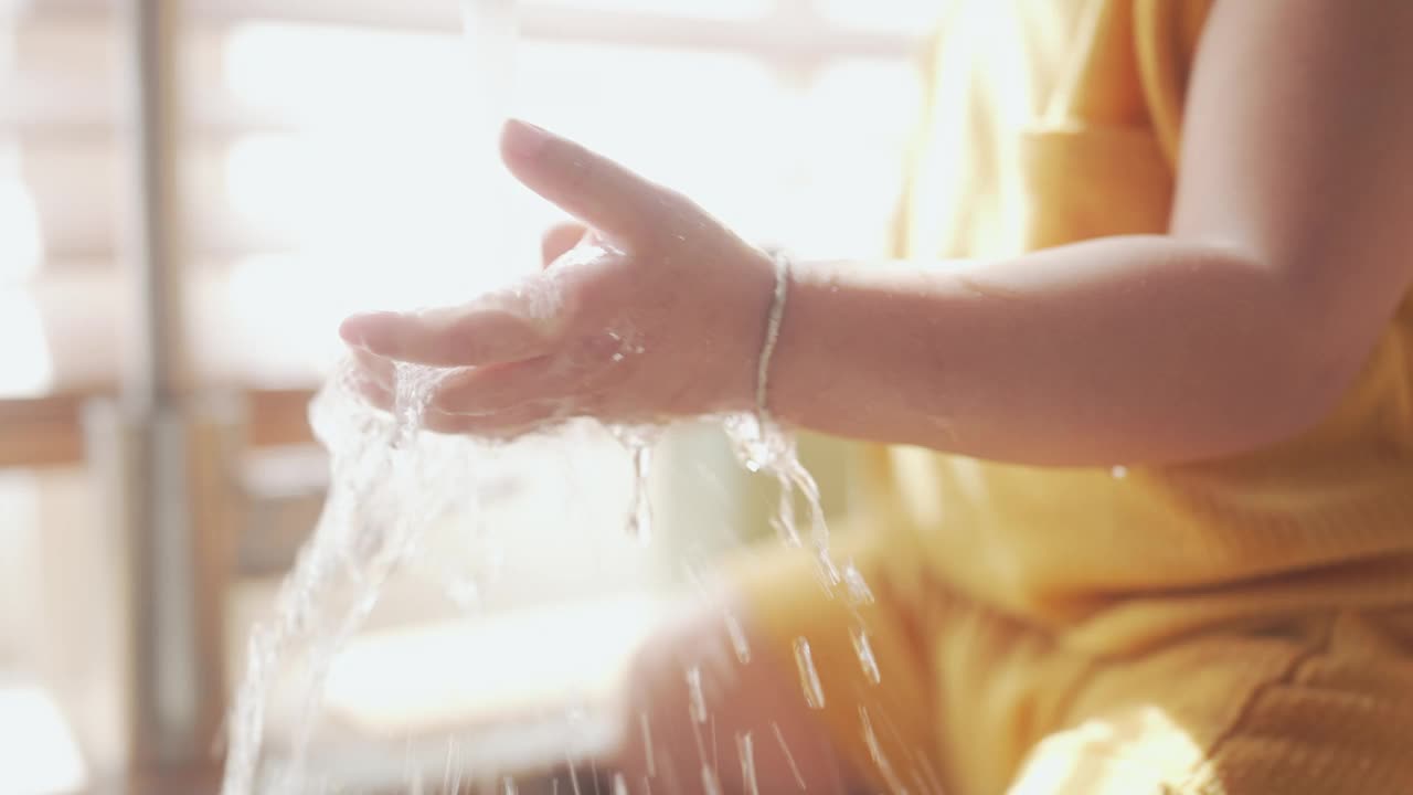 孩子在洗手。视频下载