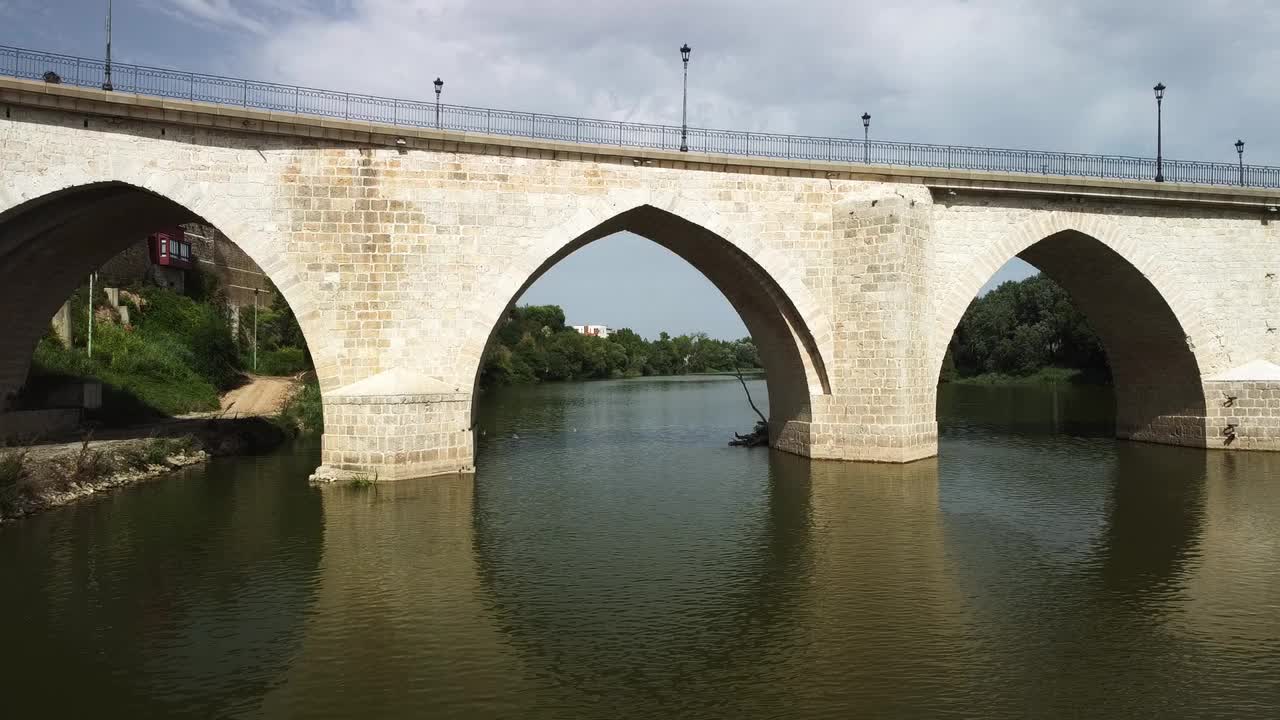 杜罗河流经西班牙tordesillas时的景色。视频下载
