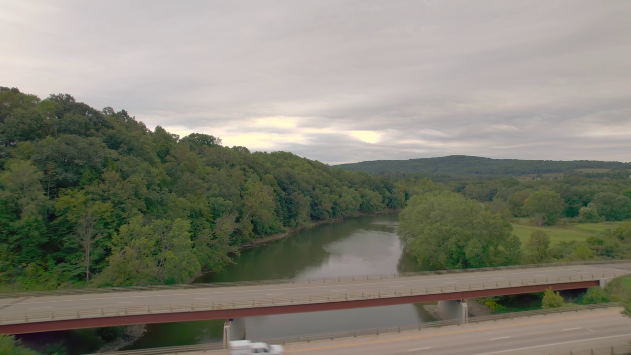 无人机拍摄的萨斯奎哈纳河与纽约尼尼微的汽车桥视频素材