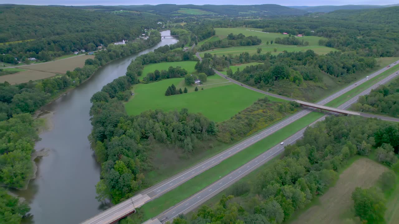 无人机拍摄的纽约尼尼微高速公路沿着萨斯奎哈纳河视频下载