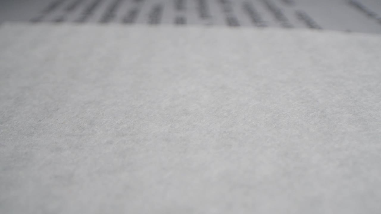 一张“头等”邮票贴在一张白纸上(特写)视频下载
