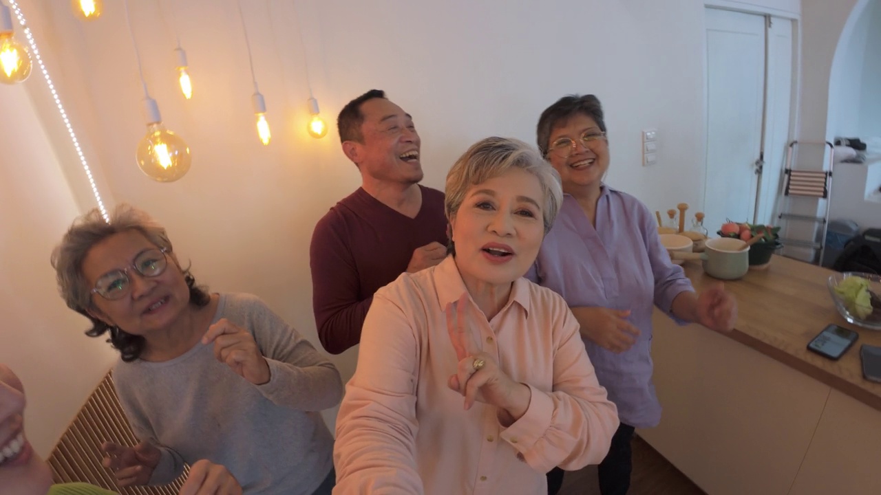 亚洲老年朋友用家庭自拍捕捉幸福。视频下载
