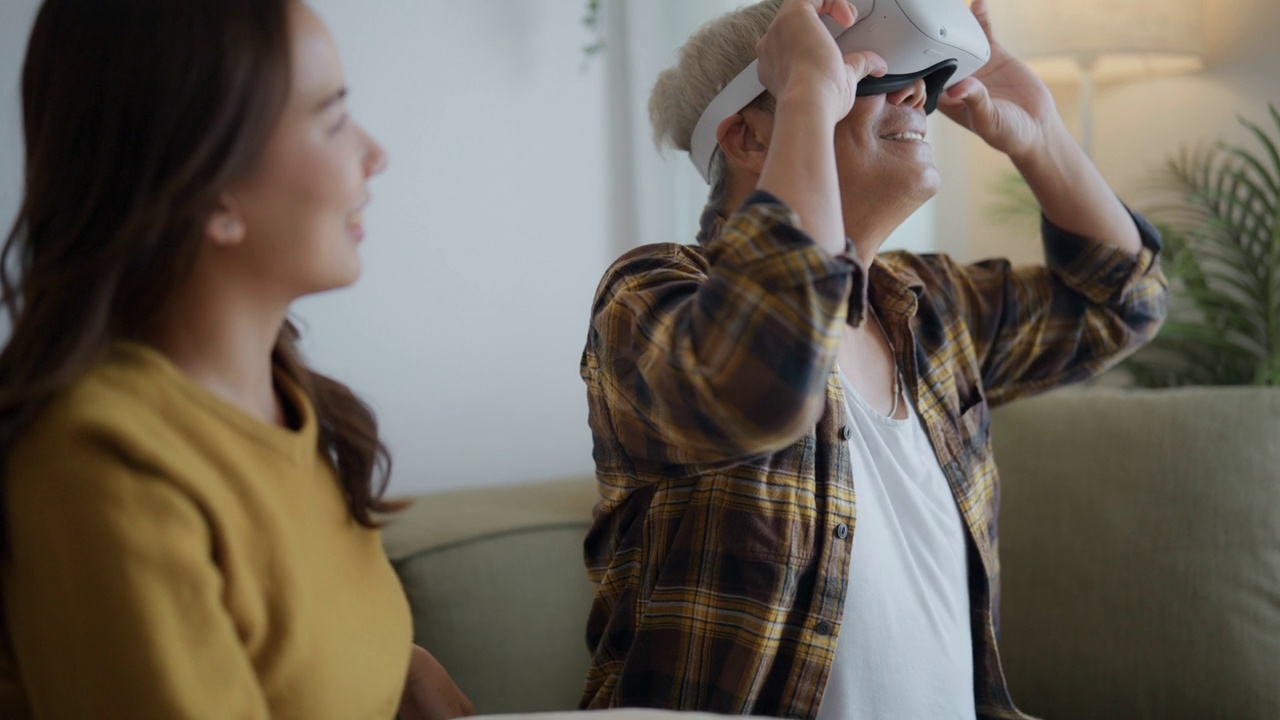 年幼的女儿和师兄师姐一起教师兄，师兄在家佩戴虚拟现实护目镜体验设备。视频素材