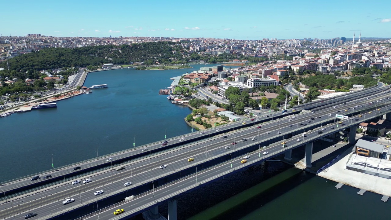 土耳其伊斯坦布尔金角大桥公路鸟瞰图视频素材