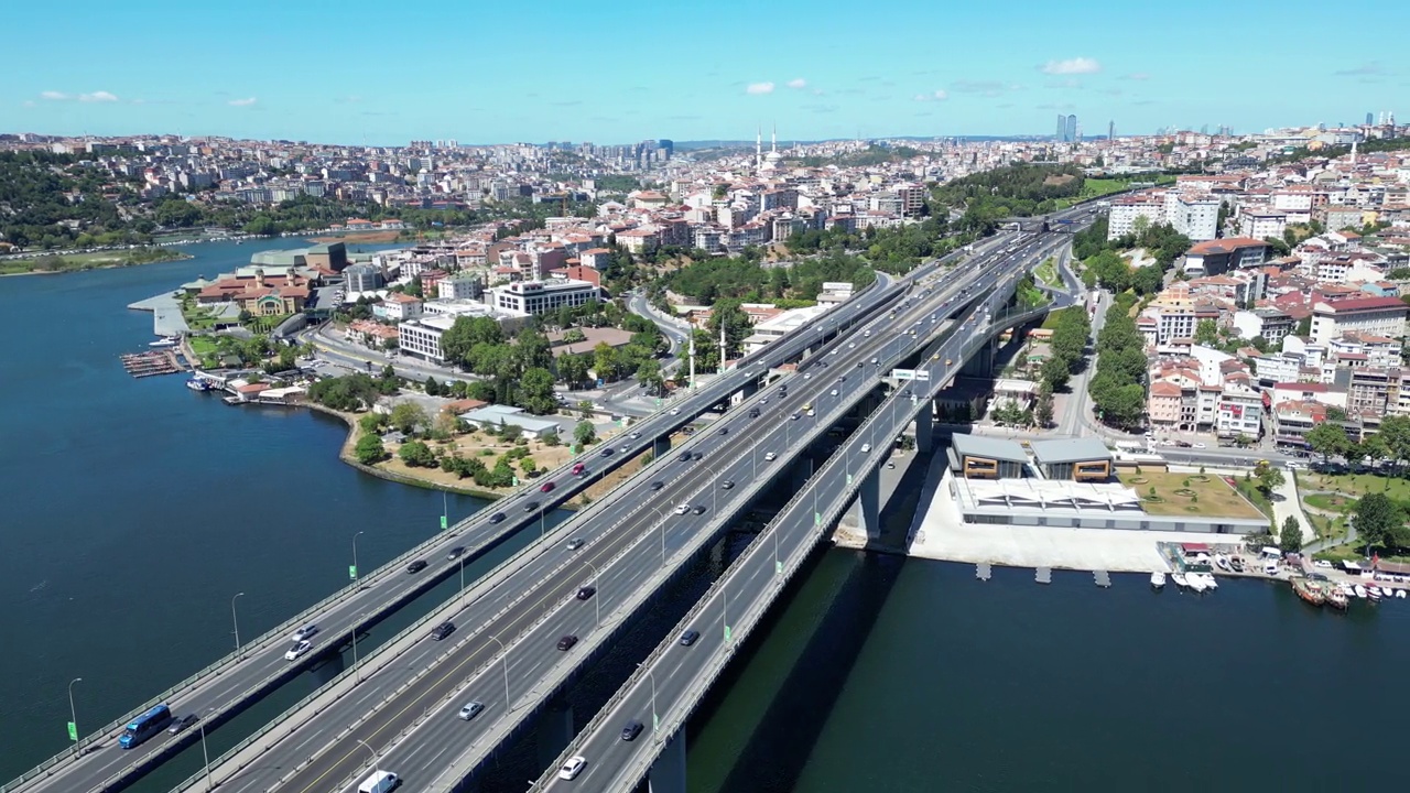 土耳其伊斯坦布尔金角大桥公路鸟瞰图视频素材