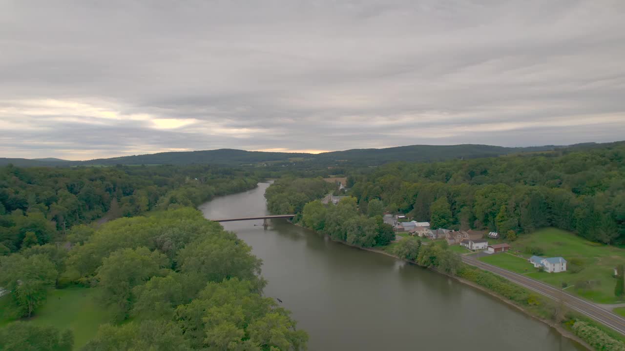 无人机拍摄的尼尼微萨斯奎哈纳河经过一座桥视频素材