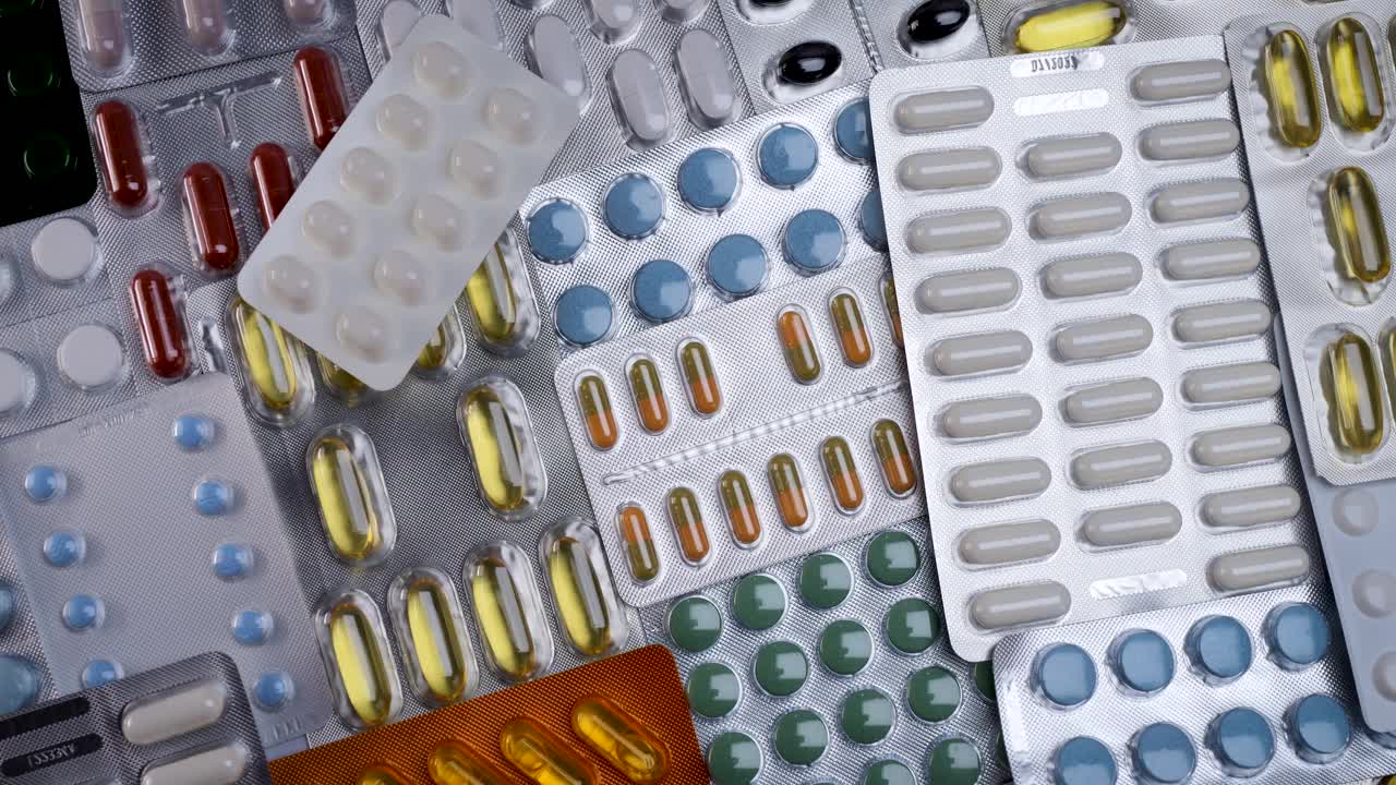 不同片剂箔在制药工业中使用的纺丝背景视频下载