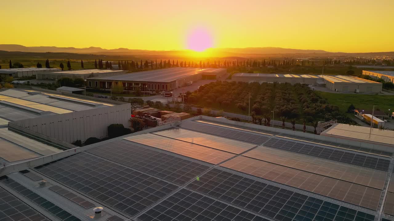屋顶上有太阳能电池板的工厂视频下载