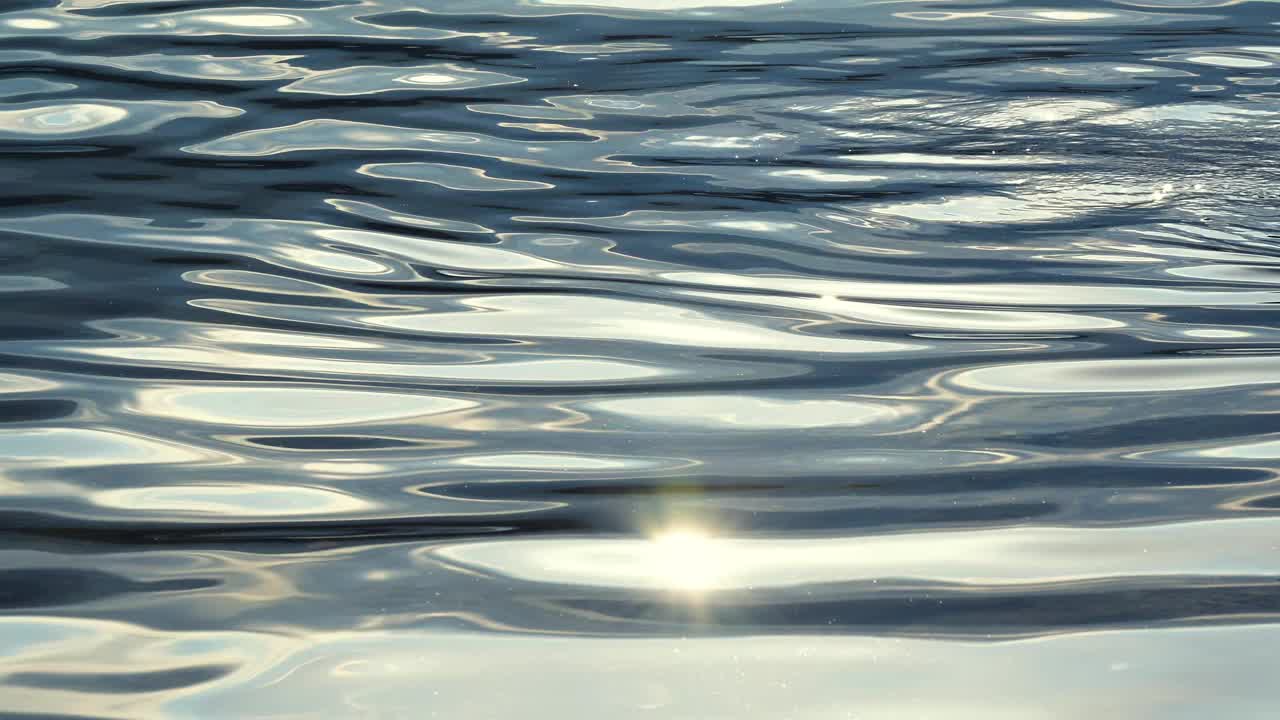 在一个阳光明媚的夏日午后，斯洛文尼亚特里格拉夫国家公园里波希尼湖闪闪发光的水面视频素材