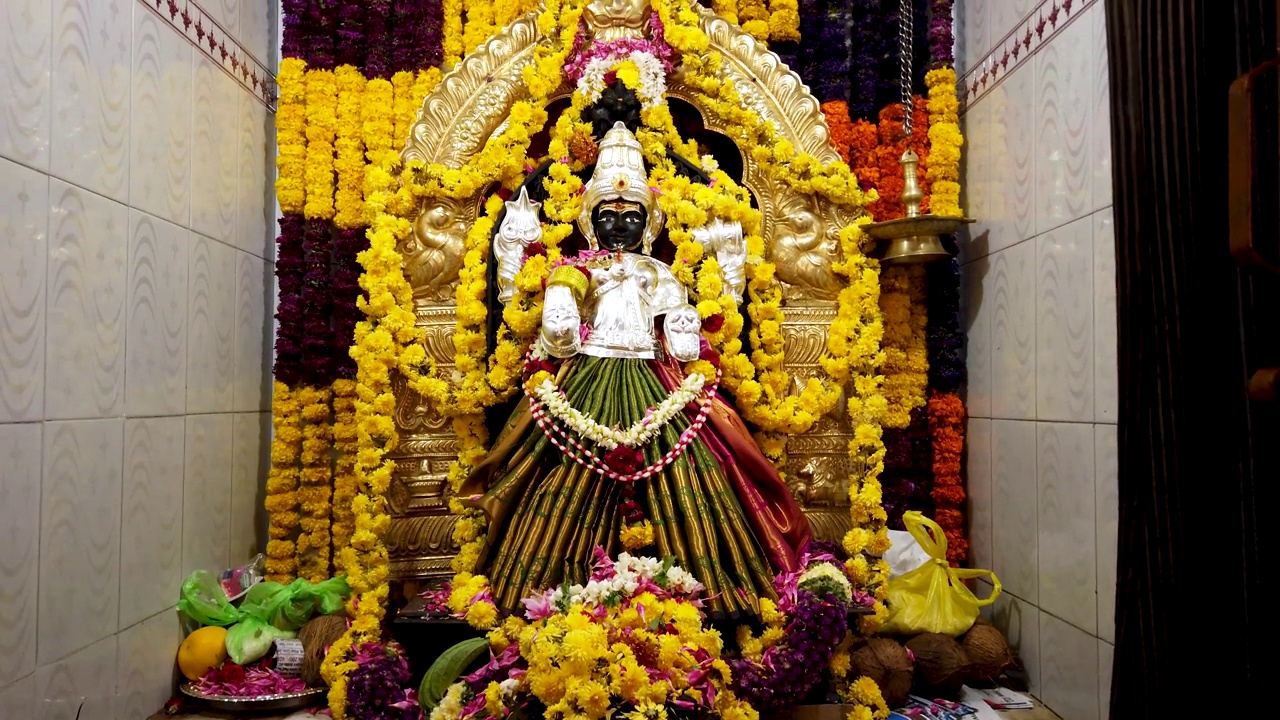 在印度排灯节和Maha Shivrathri宗教节日期间，女神拉克希米或Parvathi石雕装饰着五颜六色的花朵，令人惊叹。视频素材