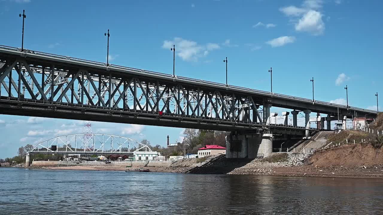 大型高速公路和铁路桥横跨这条河视频下载