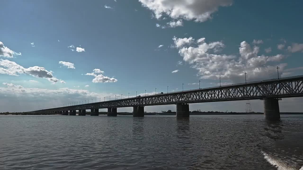 大型高速公路和铁路桥横跨这条河视频下载