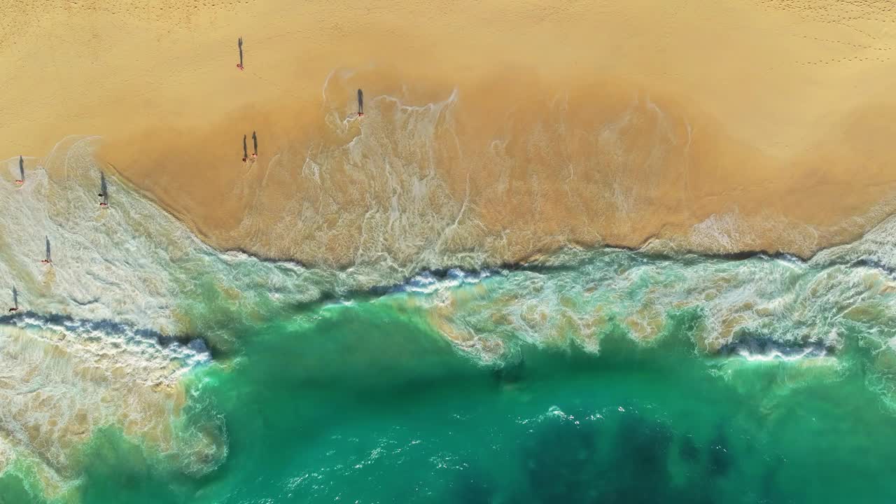 鸟瞰海浪在白色沙滩上破碎。美丽的海滩上海浪的航拍无人机4k拍摄。美丽的海水涌向海滩。视频下载