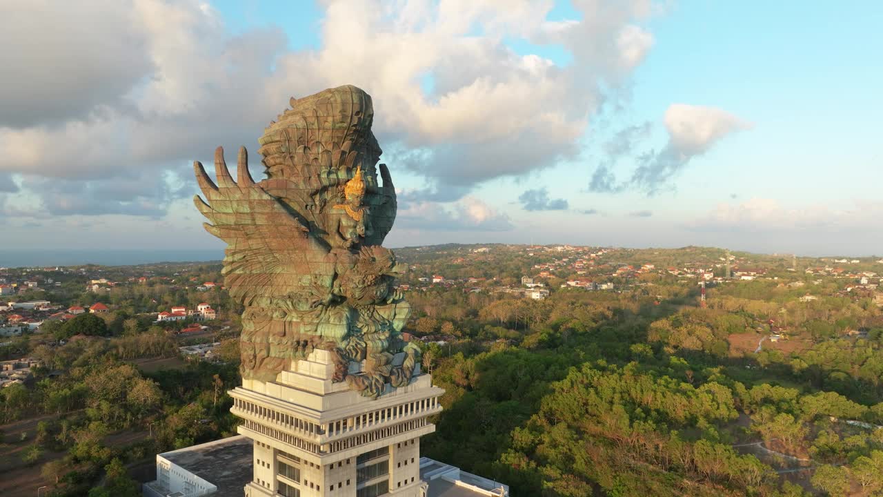 无人机鸟瞰日出时的伽鲁达维斯努肯卡纳文化公园的毗湿奴雕像。巴厘岛最具标志性的地标，印度教神Garuda Wisnu Kencana，巴厘岛，印度尼西亚。视频下载