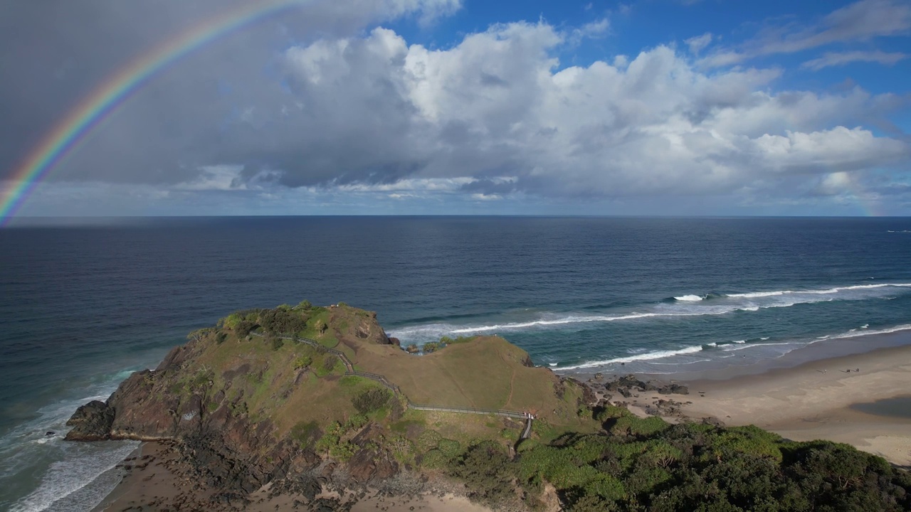 在澳大利亚新南威尔士州的诺里斯岬角，无人机拍摄的海洋上的彩虹视频下载
