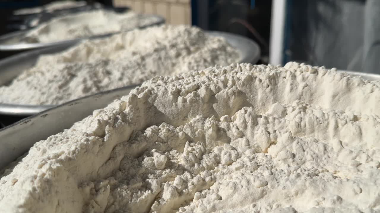 一组装白面粉的容器。面粉生产视频下载