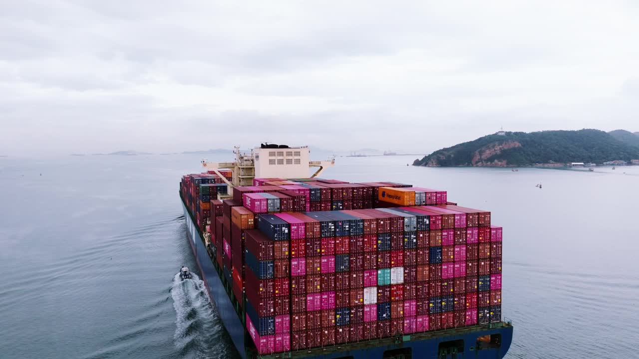 一艘满载货物的集装箱货船鸟瞰图视频下载