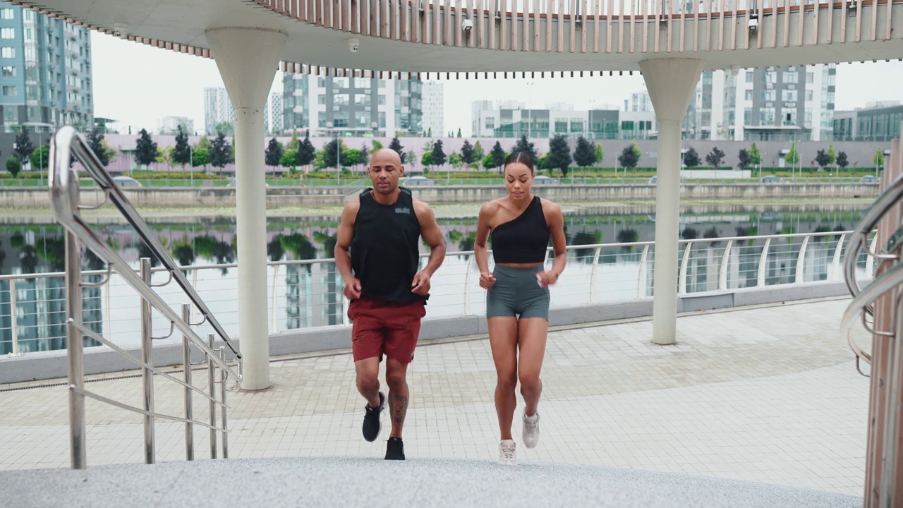 沉思的非洲运动员夫妇跑上外面的楼梯视频下载
