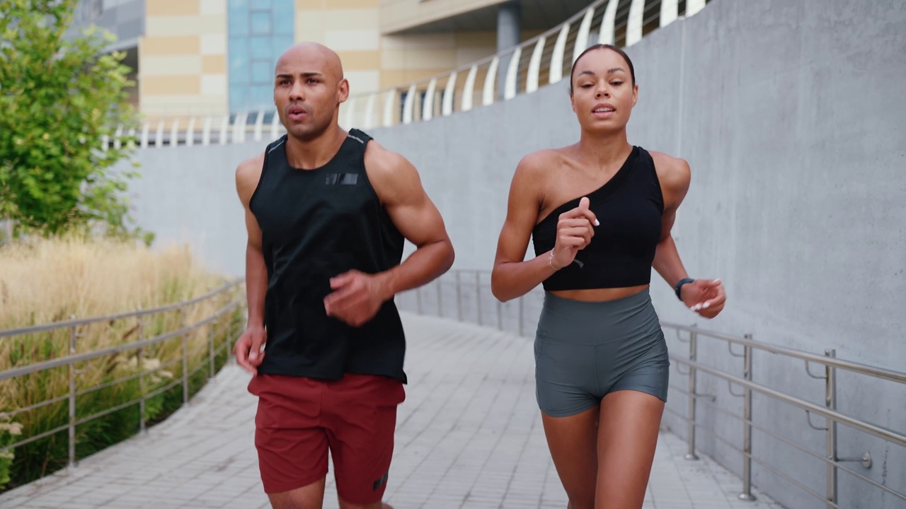 一对热爱运动的非洲夫妇在海滨奔跑视频下载