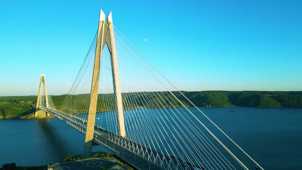 土耳其伊斯坦布尔Yavuz Sultan Selim大桥上的公路鸟瞰图视频素材
