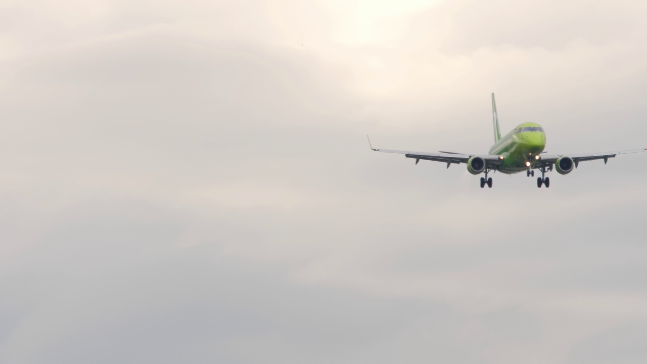 绿色飞机着陆的画面视频下载