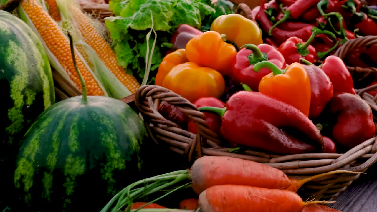 农贸市场的水果和蔬菜。有选择性的重点。食物。视频下载