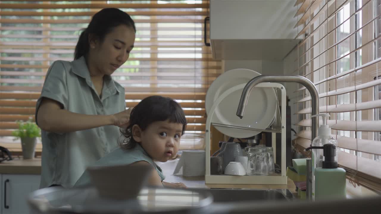 亚洲母亲用生理盐水清洁和清空女儿的鼻子视频下载
