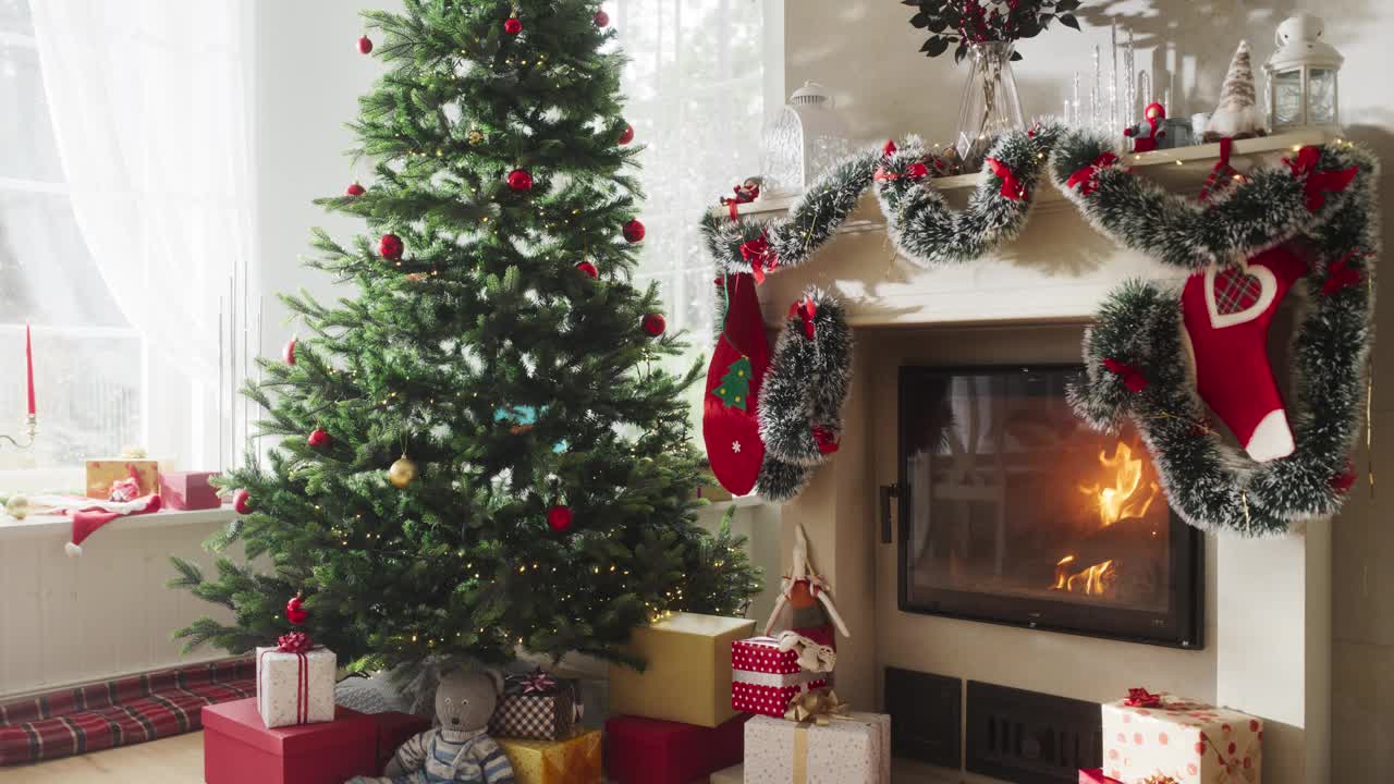 宁静的雪圣诞早晨:装饰角落的现代房子与圣诞树，壁炉和礼物的空镜头。一个家庭庆祝节日的家。慢镜头变焦视频下载