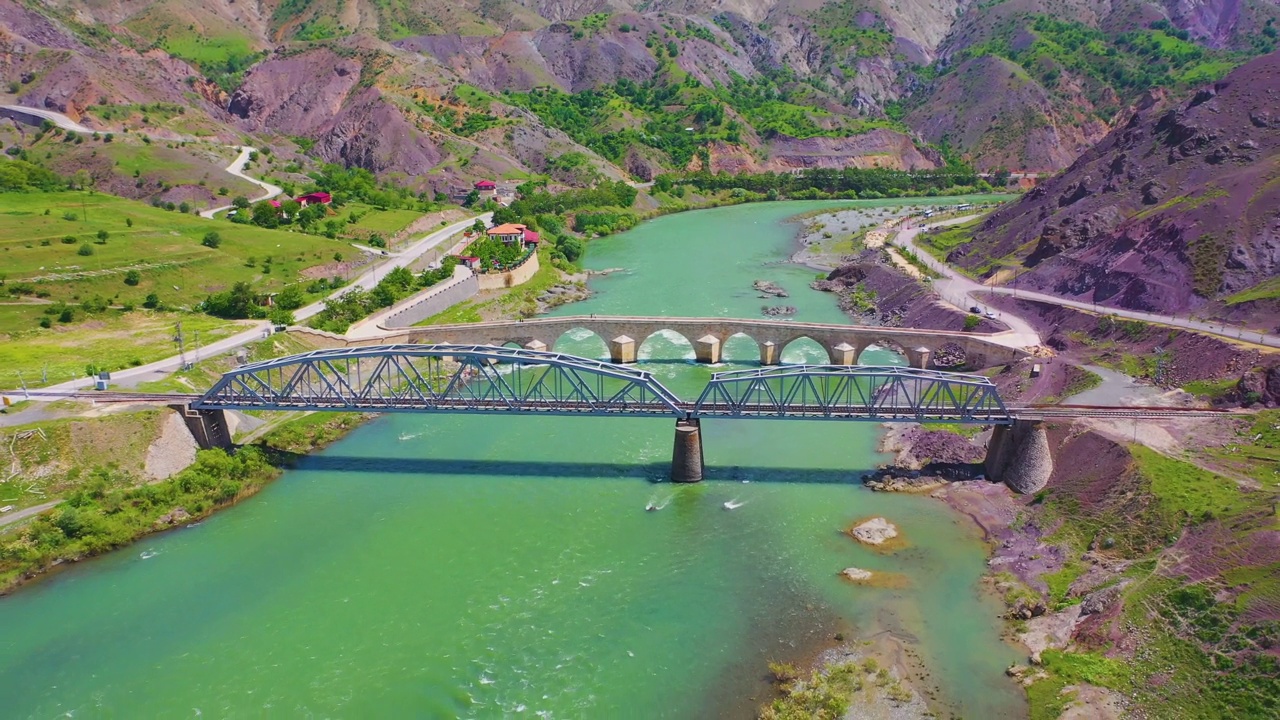 土耳其的铁路高架桥和历史悠久的帕卢大桥。视频下载