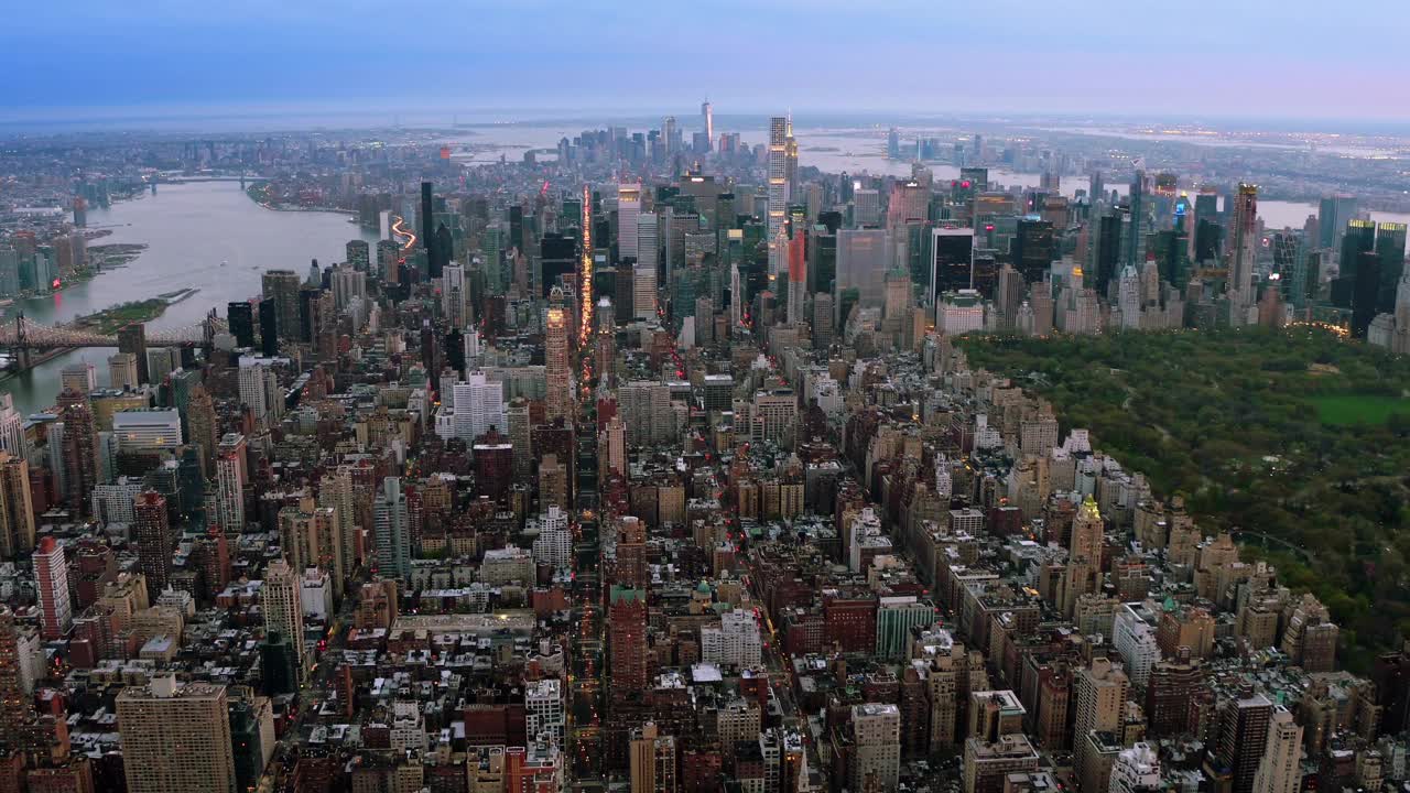 空中智慧城市。连接未来城市的本地化图标。技术理念、数据通信、人工智能、物联网。纽约的天际线。视频下载