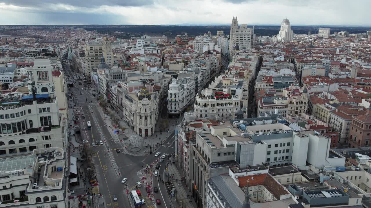 马德里空中城市景观与格兰维亚和阿尔卡拉街道，西班牙视频下载