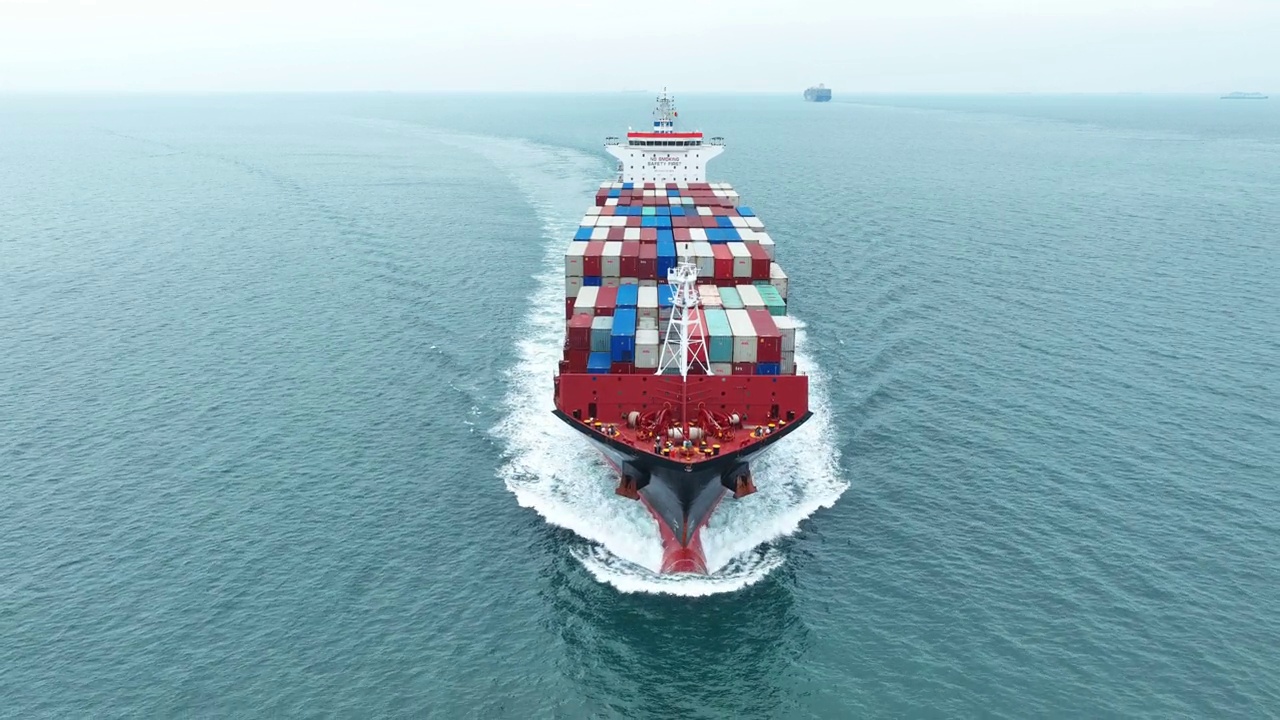 海运集装箱船航拍前视图，航拍前视图为运输集装箱并为出口而运行的概念技术视频素材