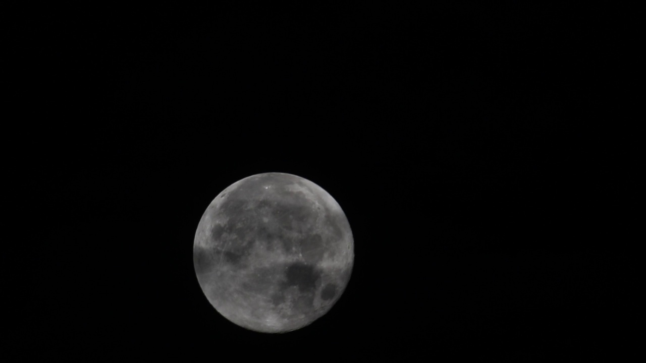 从英国赫特福德希思看到的满月上的云。视频下载