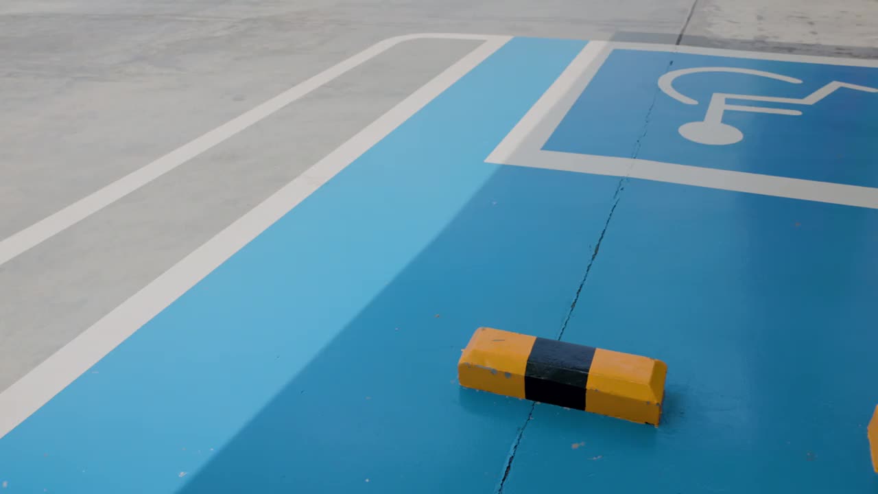 残疾人专用停车标志。残疾人停车场。视频下载