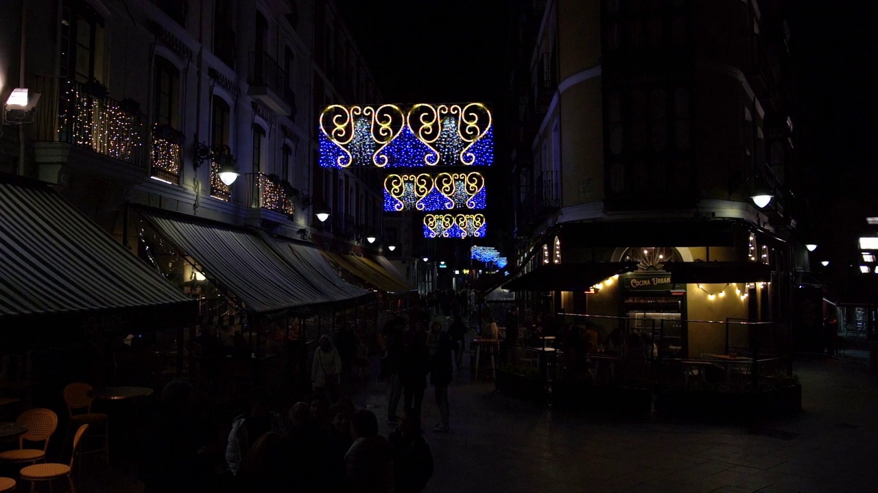 西班牙巴利亚多利德街道被圣诞彩灯照亮视频下载