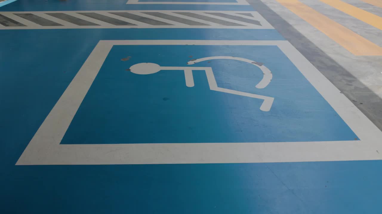 残疾人专用停车标志。残疾人停车场。视频下载