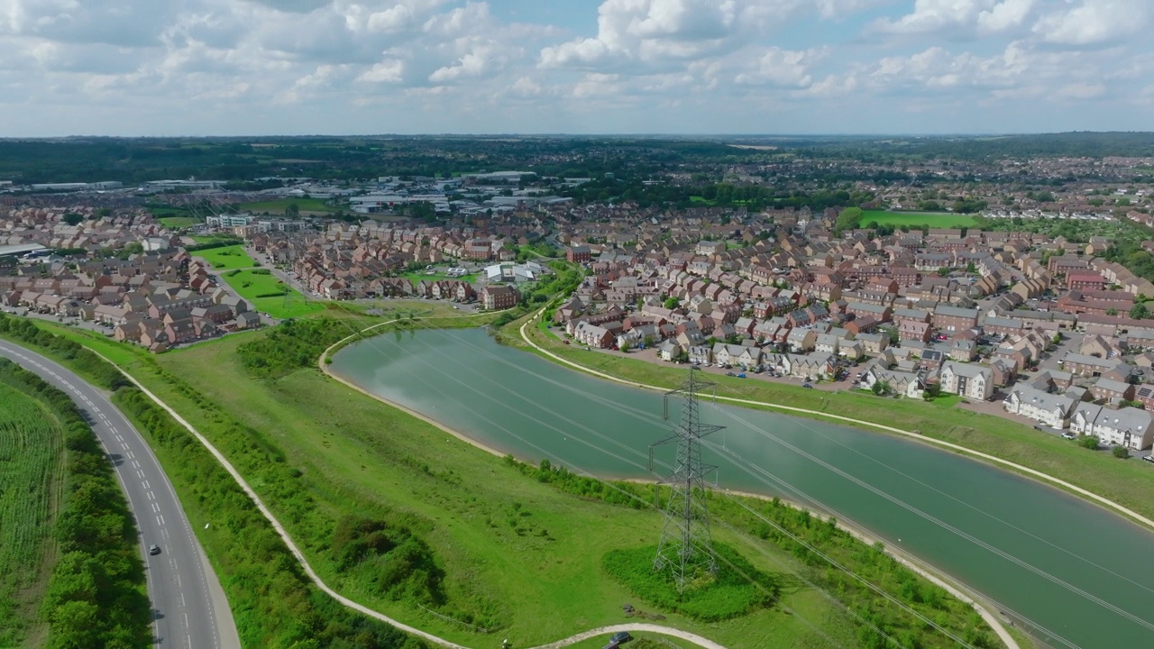 无人机拍摄的电线杆在英国郊区的景观视频下载