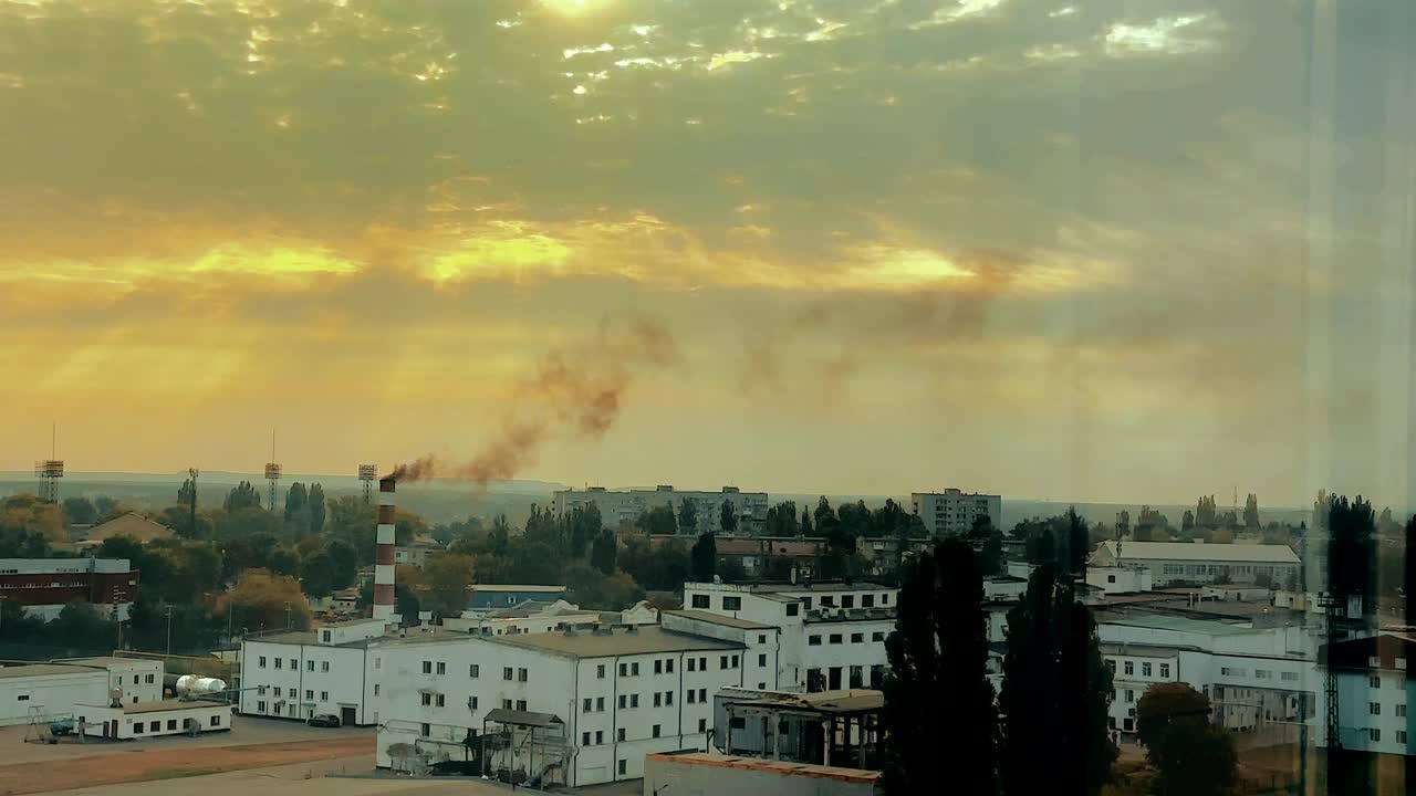 烟雾从工厂的烟囱里冒出来，污染环境视频下载